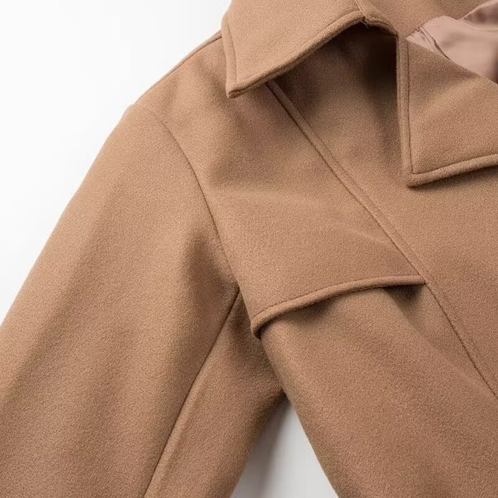 Trench coat detail - Elma Boutique
